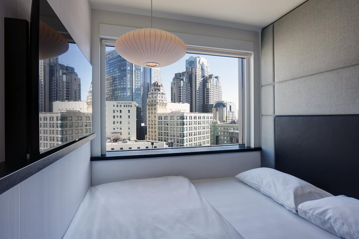 Zimmer, 1 King-Bett | Hochwertige Bettwaren, Pillowtop-Betten, Zimmersafe, Schreibtisch