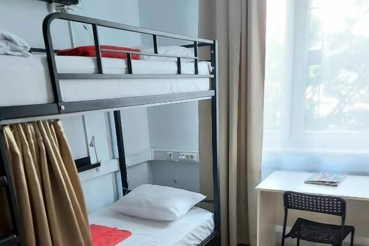 Ropa de cama hipoalergénica, camas con efecto memoria y escritorio