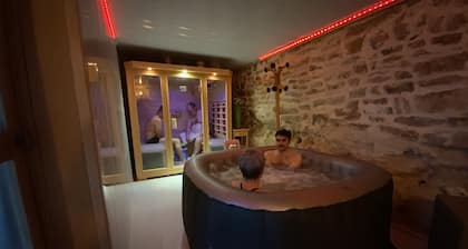 L'Oustaliere, DALIDA room, spa and sauna access