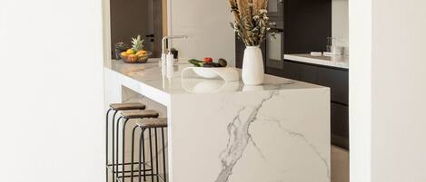 Een koelkast, een microgolfoven, een oven, een kookplaat