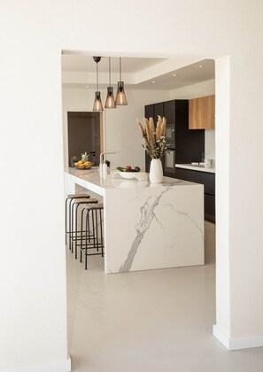 Fridge, microwave, oven, stovetop - Mas des Lilens (L'Isle-sur-la-Sorgue)