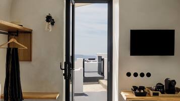 Rocca Senior Cave with Caldera View and Outdoor Hot Tub | Minibar, free WiFi, bed sheets