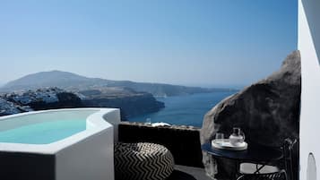 Premium Cave with Caldera View & Outdoor Hot Tub | Minibar, desk, free WiFi, bed sheets