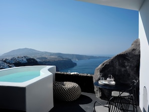 Premium Cave with Caldera View & Outdoor Hot Tub | Minibar, escritorio, wifi gratis y ropa de cama