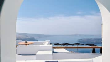 Rocca Cave with Caldera View & Outdoor Hot Tub | Minibar, free WiFi, bed sheets