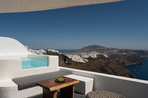 Rocca Deluxe with Caldera View and Outdoor Hot Tub | Minibar, desk, free WiFi, bed sheets