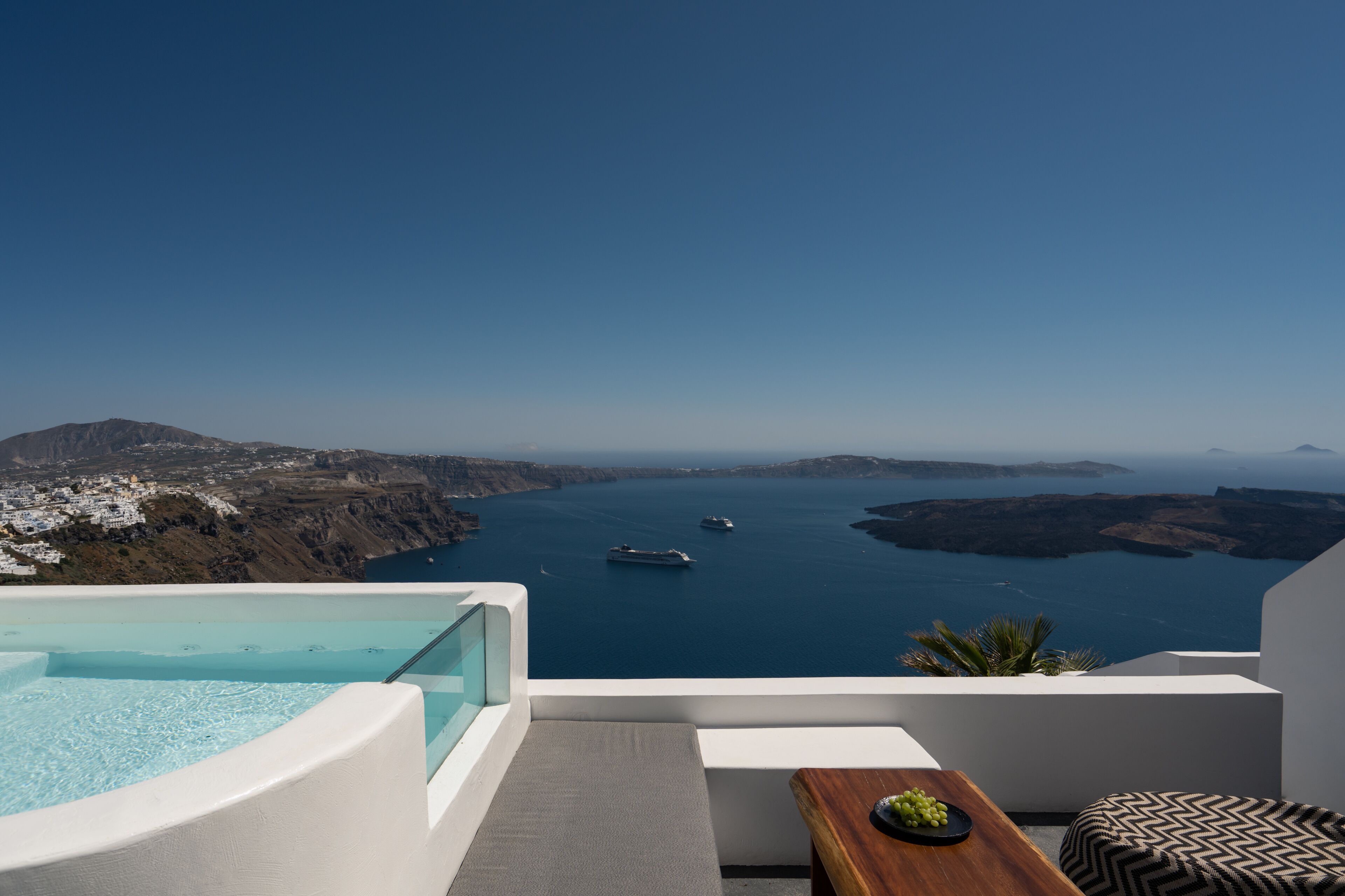 Rocca Deluxe with Caldera View and Outdoor Hot Tub | Minibar, free WiFi, bed sheets