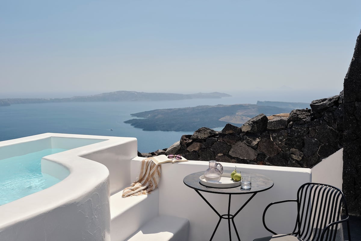 Rocca Nest with Caldera View & Outdoor Hot tub | Minibar, free WiFi, bed sheets