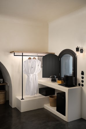 Rocca Deluxe with Caldera View and Outdoor Hot Tub | ميني بار ومكتب وواي فاي مجانًا وملاءات أسرّة