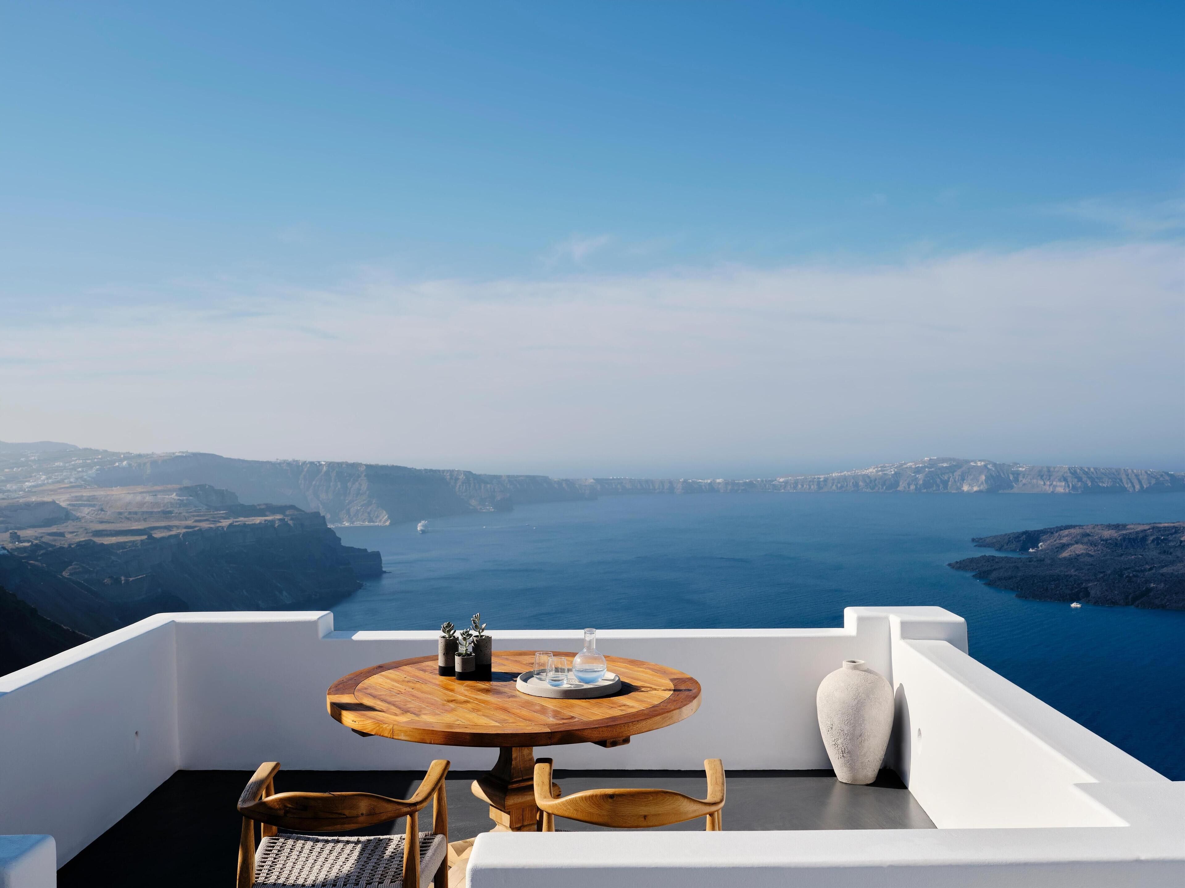 Minibar, free WiFi, bed sheets