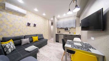 Apartment | Wohnbereich | 32-Zoll-LCD-Fernseher mit Kabelempfang, Fernseher, aktuelle Filme