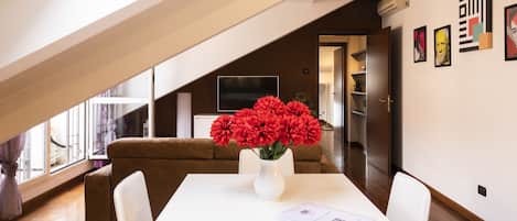 Apartment | Wohnbereich | 49-Zoll-Smart-TV mit Digitalempfang, Fernseher