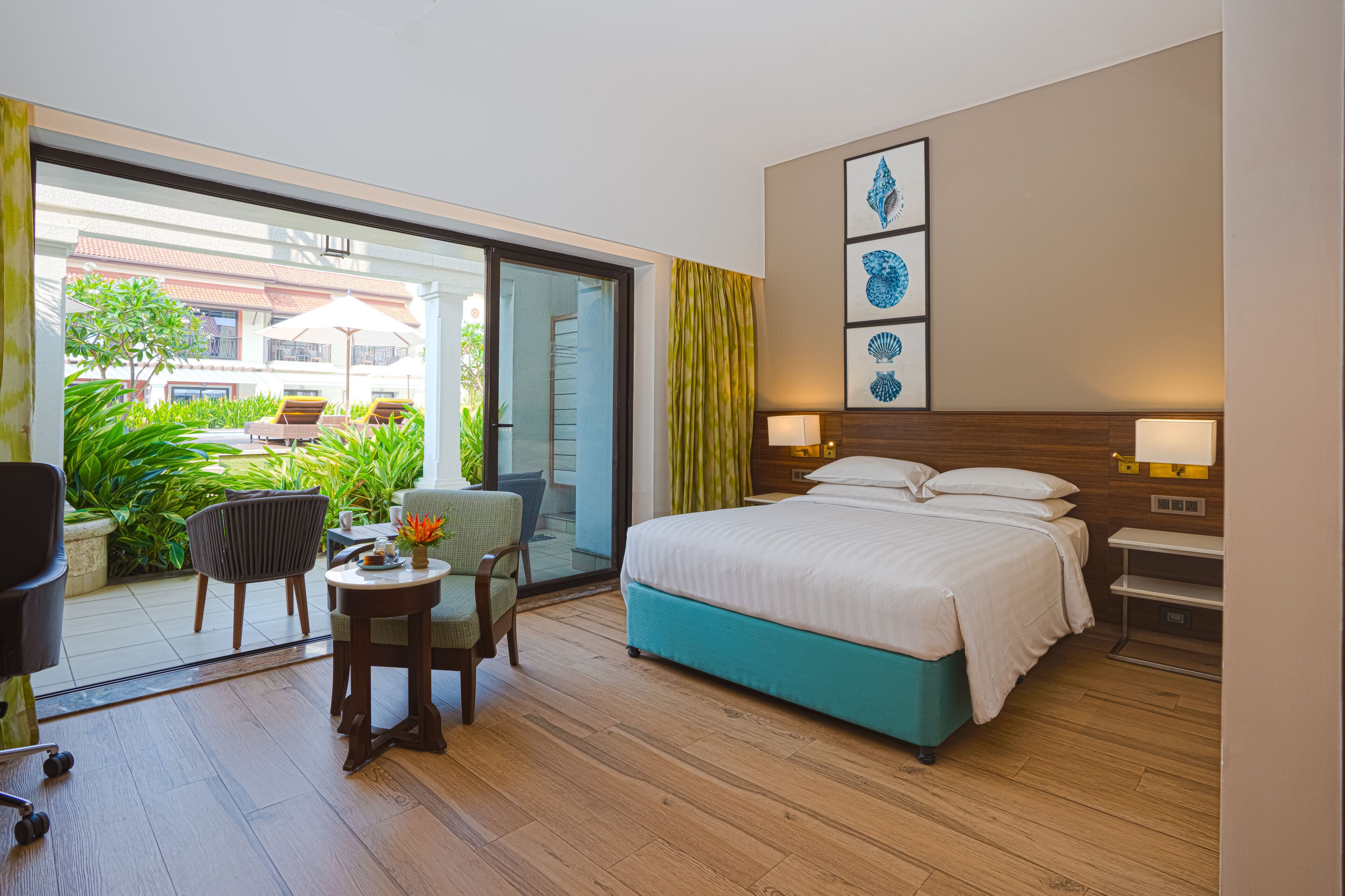 Family Studio, 1 Queen Bed, Pool View | Premium bedding, down comforters, memory foam beds, in-room safe