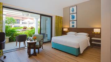 Family Studio, 1 Queen Bed, Pool View | Premium bedding, down comforters, memory foam beds, in-room safe