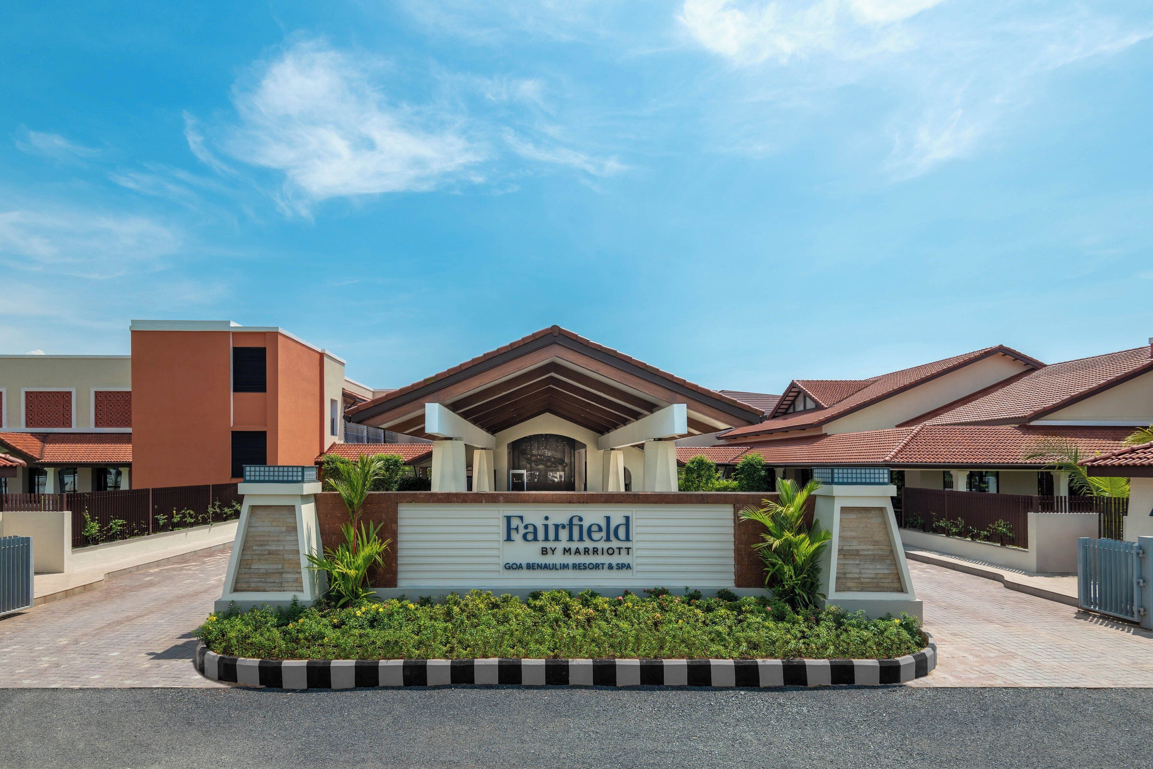 Entrada al Resort & Spa Fairfield by Marriott Goa Benaulim, con cielo despejado.