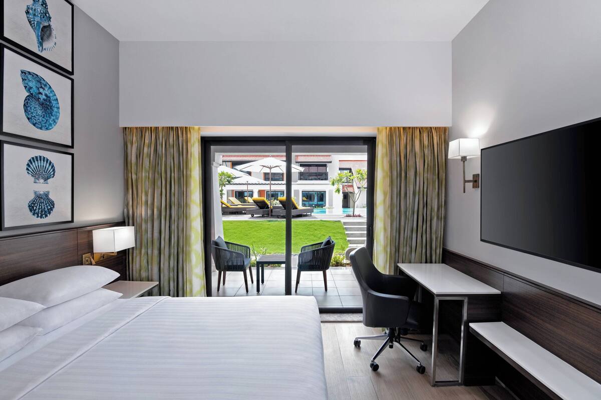 ห้องพรีเมียม, เตียงควีนไซส์ 1 เตียง, ลานระเบียง, วิวสระว่ายน้ำ (Patio) | สระว่ายน้ำ | สระว่ายน้ำกลางแจ้ง เปิด 6:30 น. ถึง 20:00 น., ร่มริมสระว่ายน้ำ