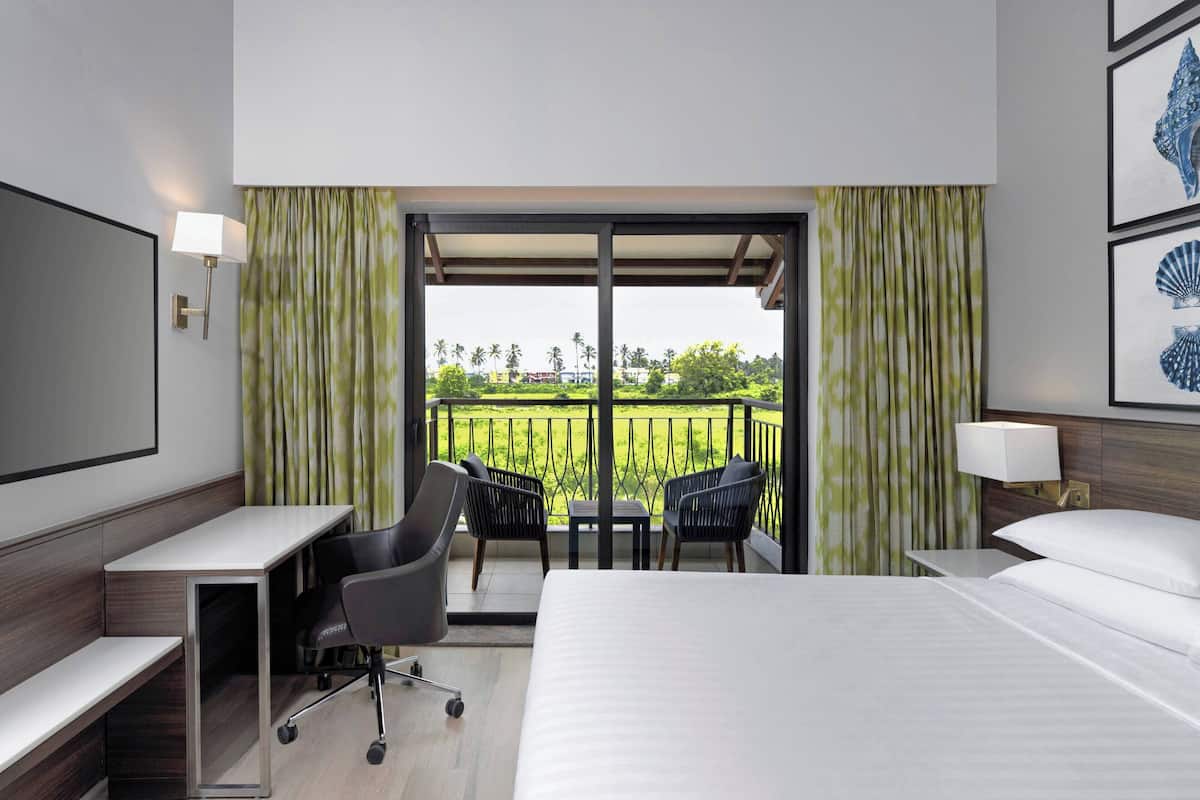 deluxe room, 1 queen bed, non smoking, balcony | 1 bedroom, premium bedding, down duvets, memory-foam beds