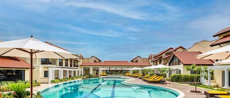 Piscine extérieure, parasols de plage, chaises longues