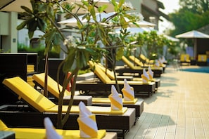 Outdoor pool, open 6:30 AM to 8:00 PM, pool umbrellas, pool loungers - Fairfield by Marriott Goa Benaulim (Benaulim)