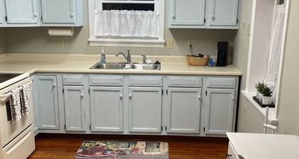 Quaint rural downtown community close to springs, 3 rivers, biking & equestrian
