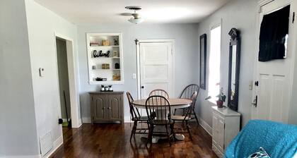 Quaint rural downtown community close to springs, 3 rivers, biking & equestrian