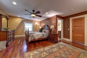 4 bedrooms, desk, iron/ironing board, travel cot
