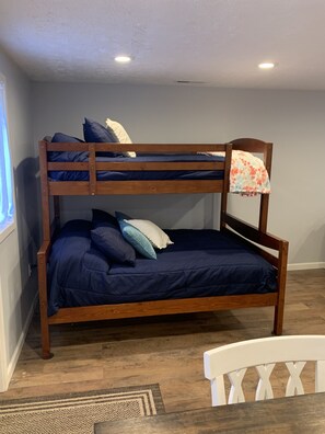1 Schlafzimmer, Schreibtisch, Bügeleisen/Bügelbrett, Reisekinderbett