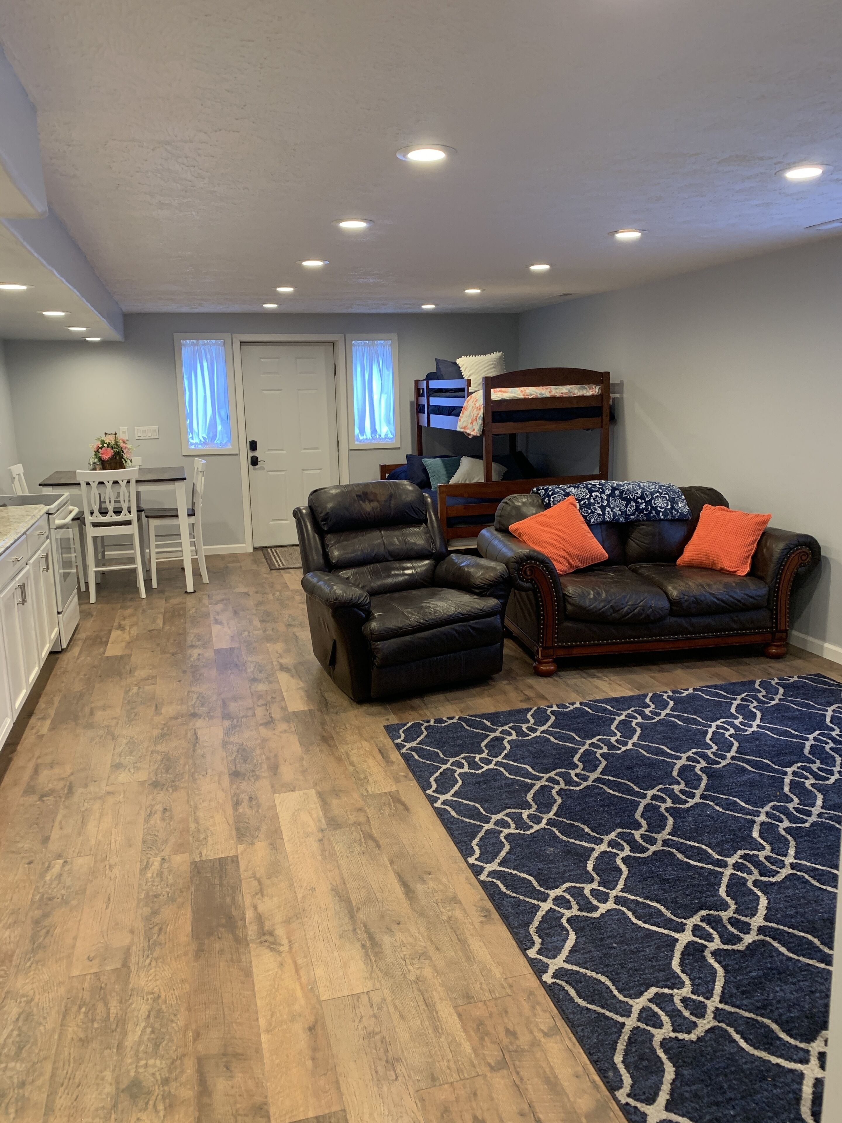 Smart TV, fireplace, books, offices