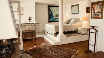 4 bedrooms, desk, iron/ironing board, travel cot