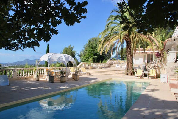 Een binnenzwembad en een buitenzwembad