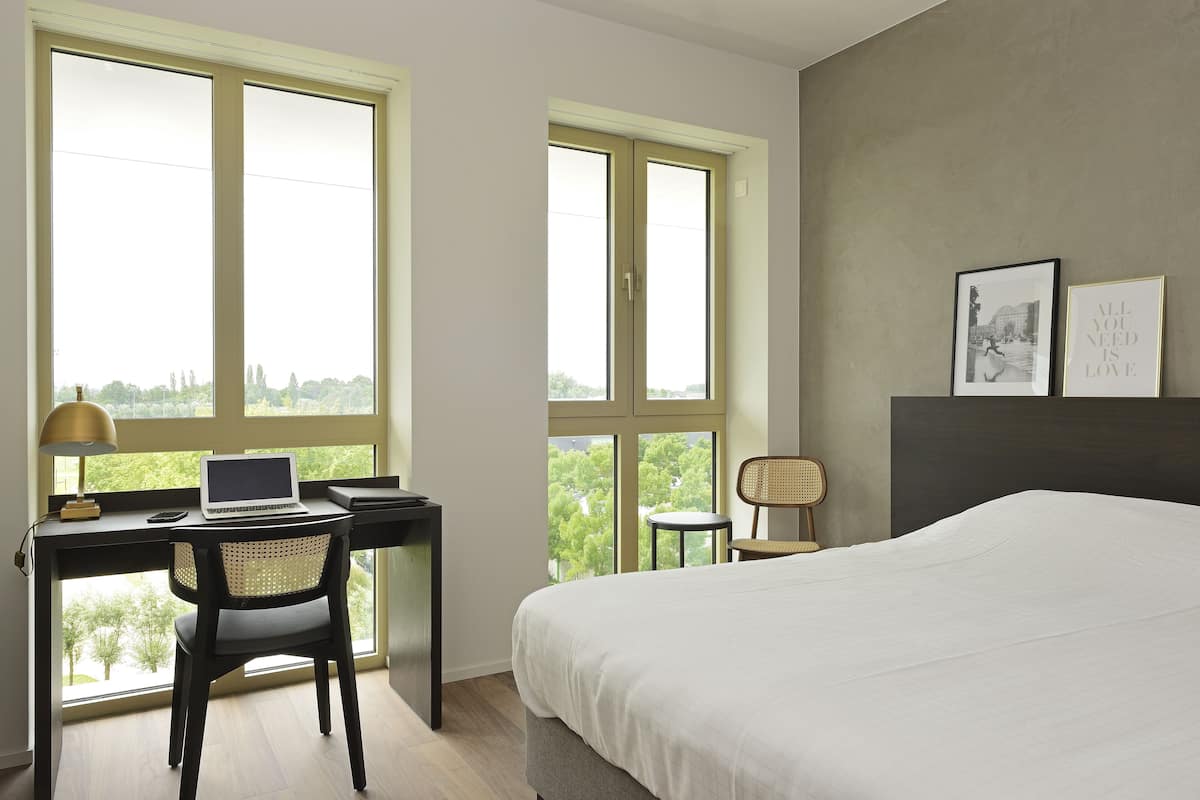 minibar, in-room safe, desk, laptop workspace