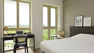 Minibar, coffres-forts dans les chambres, bureau