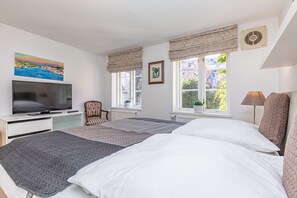 2 camere, una scrivania, ferro/asse da stiro, culla da viaggio