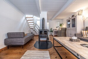 Fernseher, Kamin, DVD-Player, Bücher