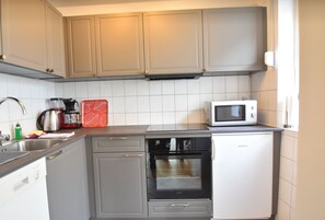 Refrigerador, microondas, horno, placa de cocina