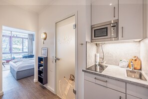 Kühlschrank, Mikrowelle, Herdplatte, Wasserkocher mit Kaffee-/Teezubehör