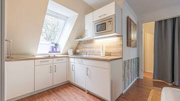 Kühlschrank, Mikrowelle, Herdplatte, Geschirrspüler