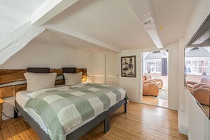 2 bedrooms, iron/ironing board, travel cot, free WiFi