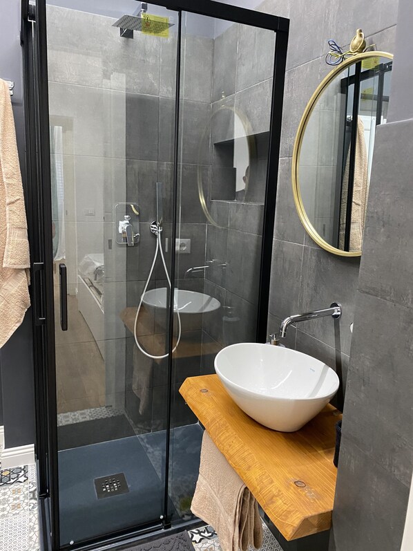 Dusche, Haartrockner, Bidet, Handtücher