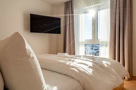 Apartment | Hypo-allergenic bedding, blackout drapes, bed sheets