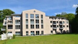 A multi-story building with a flat roof, large windows, and balconies. - fewo1846 - Smucke Utkiek (Glücksburg)