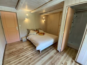 1 bedroom, free WiFi - L'Oustaliere, Chambre FRANÇOISE, spa and sauna access (Massegros Causse Gorges)