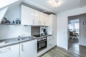 KĂŒhlschrank, Mikrowelle, Ofen, Herdplatte