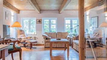 Fernseher, DVD-Player, Stereoanlage