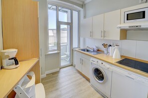 Kühlschrank, Mikrowelle, Herdplatte, Geschirrspüler