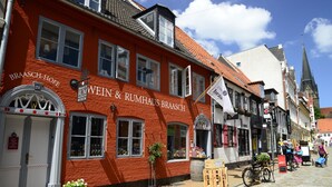A red building with a sign for Braasch-Hof Rumhaus Braasch. - fewo1846 - Am Südermarkt / centrally located 2-room apartment. on the 2nd floor (Flensburg)