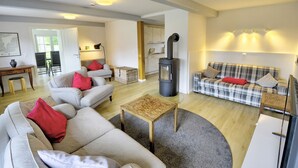 Een moderne woonkamer met een bank, een salontafel en een open haard.