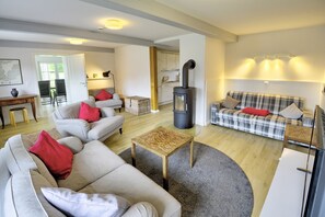 Fernseher, Kamin, Bücher