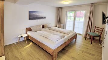 2 Schlafzimmer, Schreibtisch, Bügeleisen/Bügelbrett, Reisekinderbett
