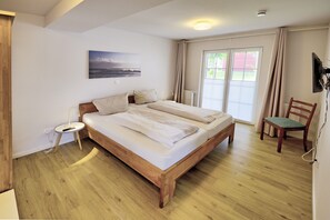 2 Schlafzimmer, Schreibtisch, Bügeleisen/Bügelbrett, Reisekinderbett